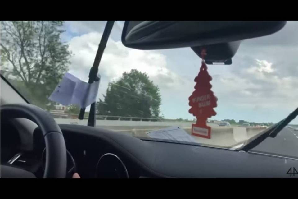 "Le multe italiane? Servono per pulire i vetri dell'auto..."