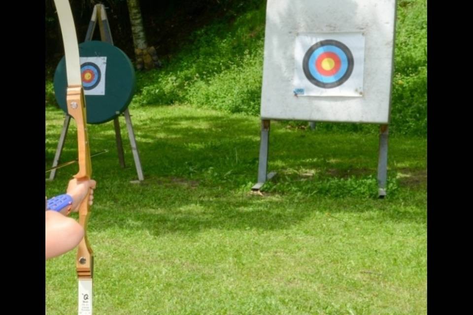 Bimbo colpito da una freccia davanti casa: è grave