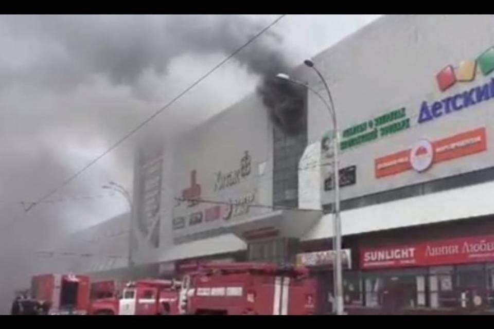 Incendio in un centro commerciale, almeno 37 morti