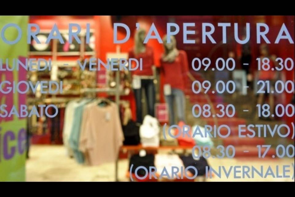 Apertura negozi, dal 1° gennaio mezz'ora in più