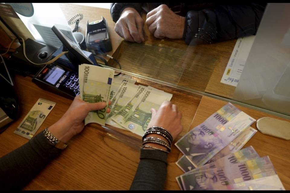 UBS e CS: "Il franco: si indebolirà ancora"