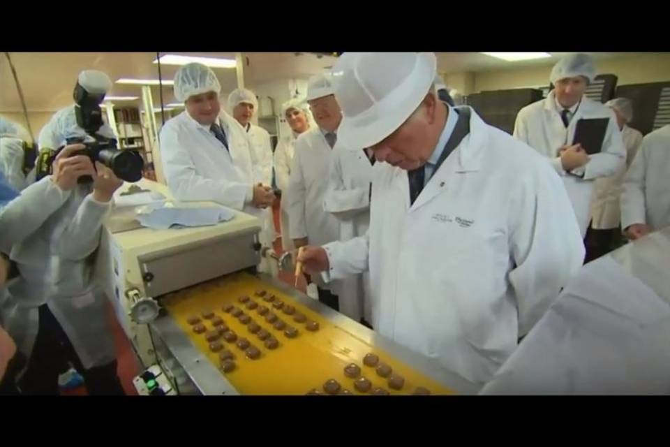 Il principe Carlo visita la fabbrica di cioccolato