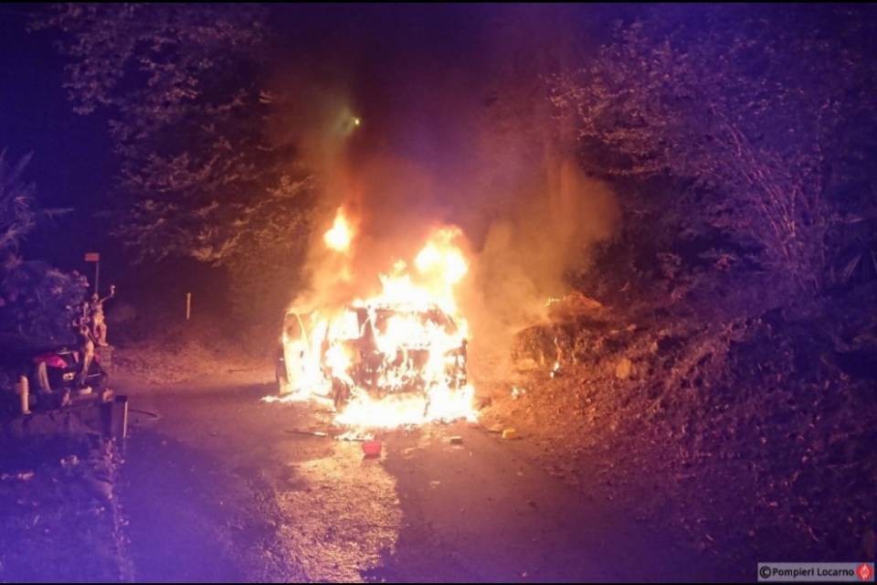 SUV distrutto dalle fiamme ad Arcegno