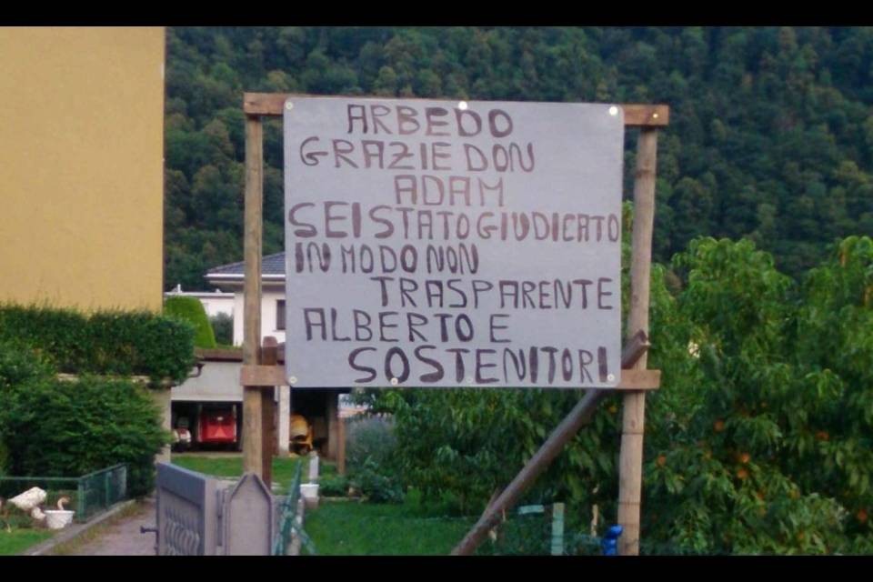 Arbedo, spuntano cartelli per Don Adam: "Vogliamo trasparenza"