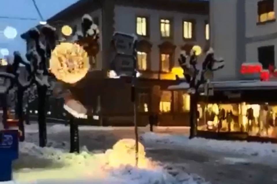 A Bellinzona cadono anche le decorazioni natalizie