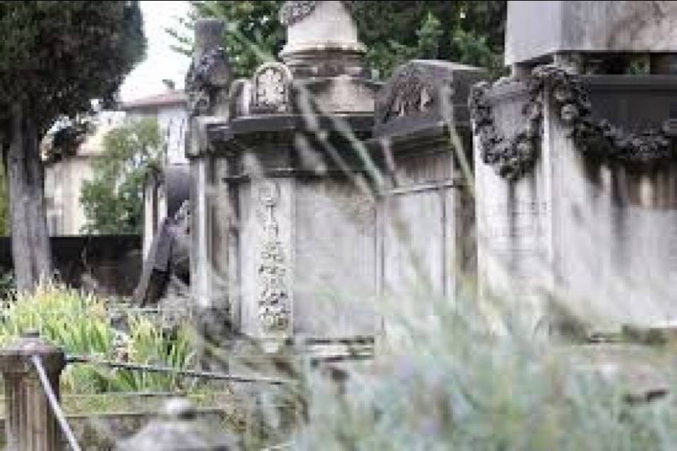Foto hot in un cimitero di Firenze, denunciate 3 persone