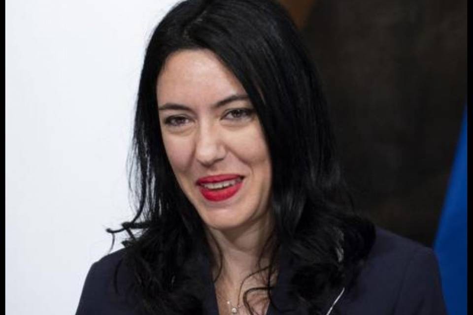 Polemiche sulla tesi "copiata" dalla ministra: "Si dimetta"