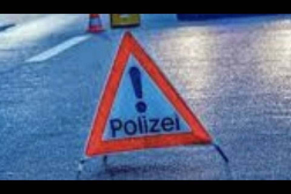 Ragazza investita mentre attraversa la strada, è grave