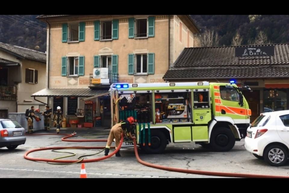 Fiamme in un centro estetico a Dongio