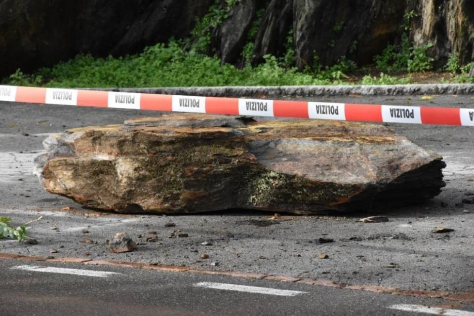 Franano massi sulla cantonale a Brissago