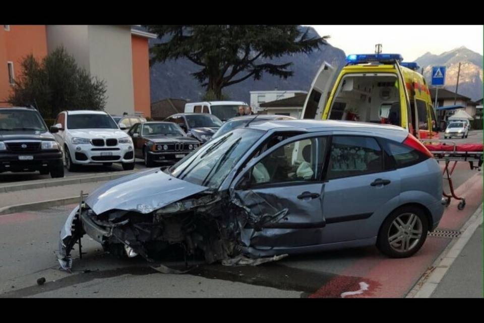Auto contro camion, due feriti a Claro