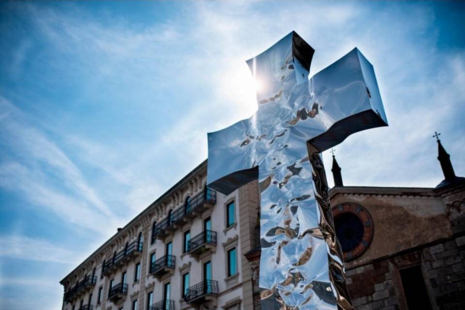 "Spostiamo anche la chiesa degli Angeli?"