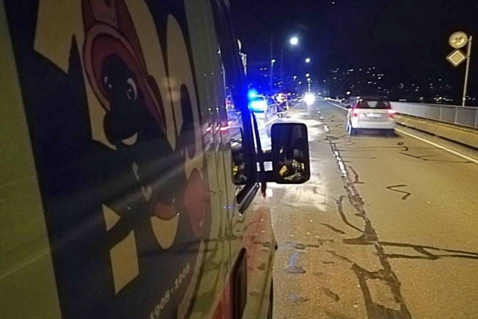 Moto scivola sul ponte diga di Melide, due feriti leggeri