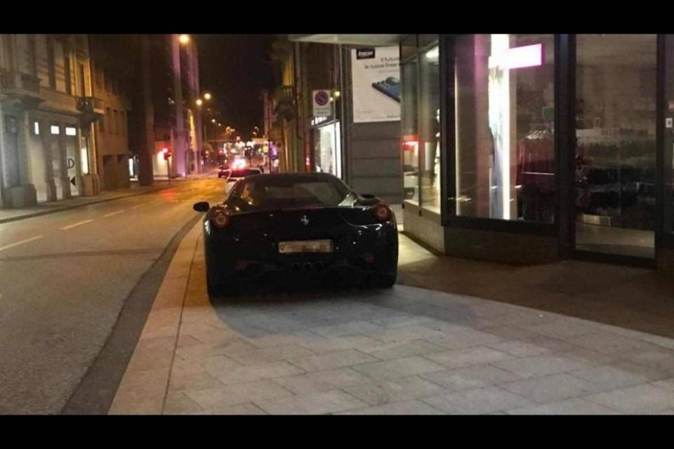 "Tracotanza e maleducazione: col Ferrari sul marciapiede"