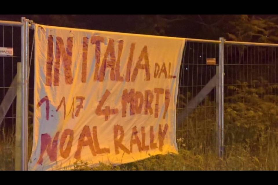 Nuovi striscioni contro il rally: "I momò soffocano"