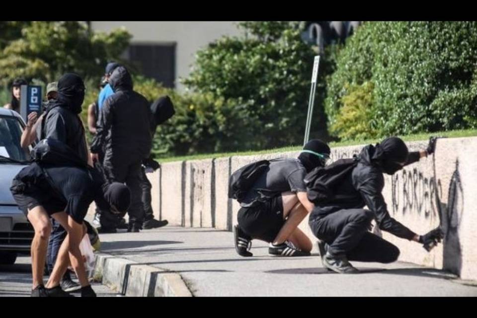 Chiasso: già rilasciati i "no borders"