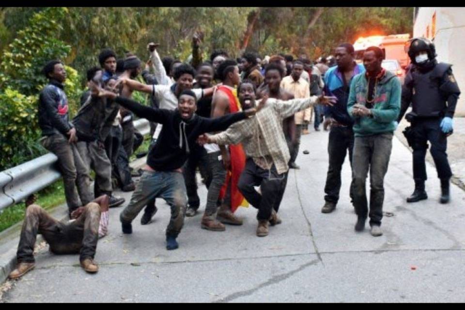 Altri 300 migranti forzano la frontiera a Ceuta