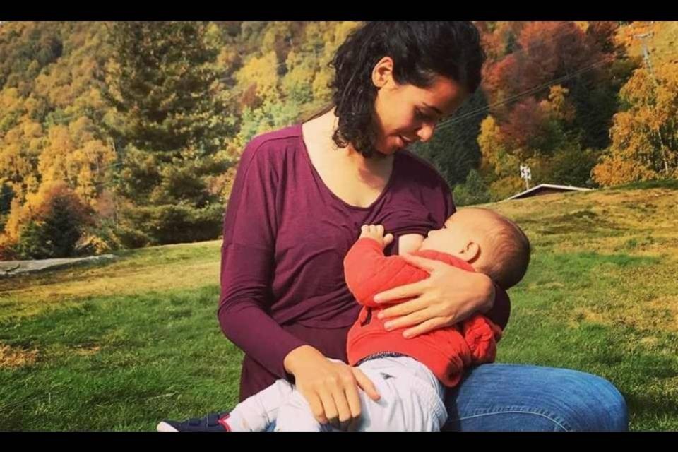 Angela Notari allatta al seno suo figlio all'aperto: "Niente paura"
