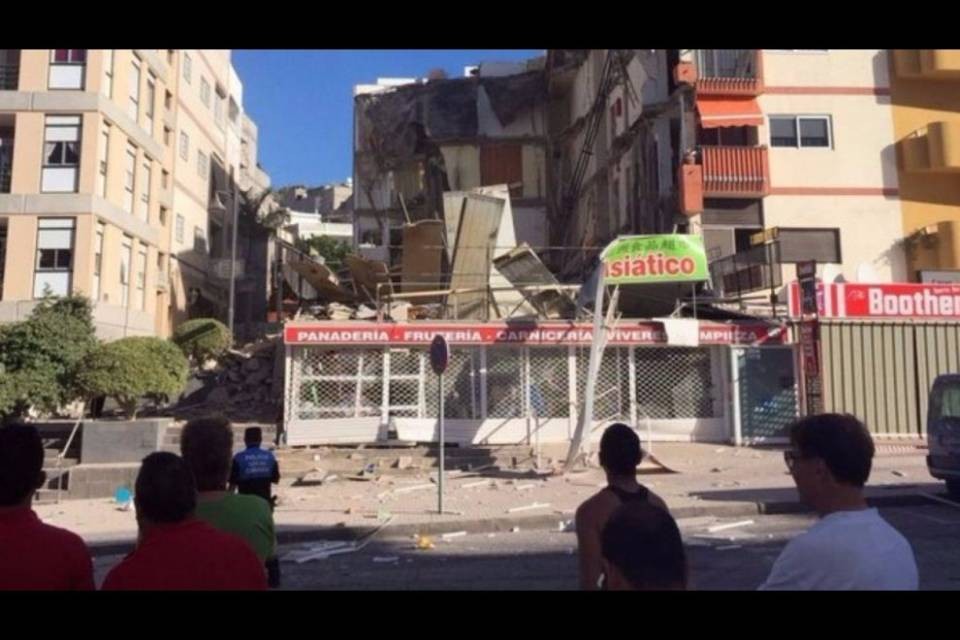 Tenerife, crolla una palazzina