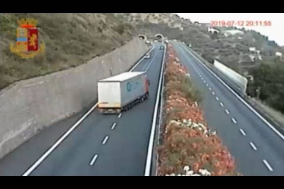 Camionista ubriaco in contromano per 3 km