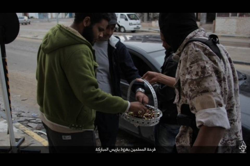 L'Isis festeggia regalando caramelle