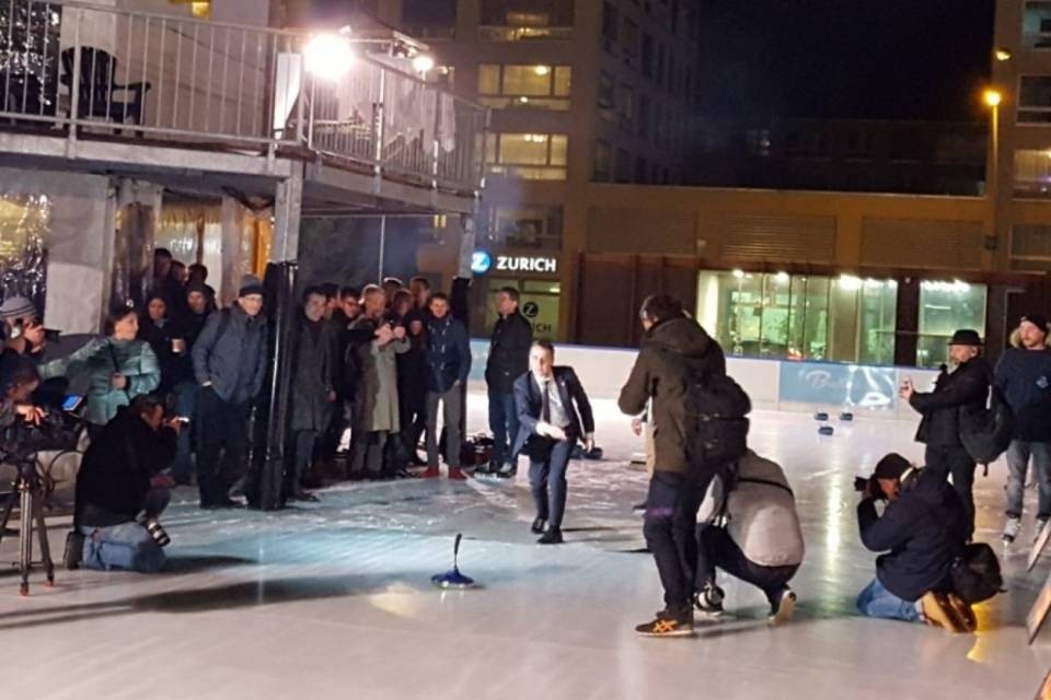 Ignazio Cassis si dà al curling a Bienne