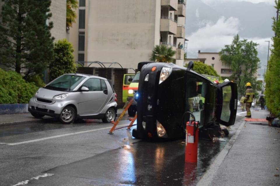 Auto si rovescia a Minusio, due feriti