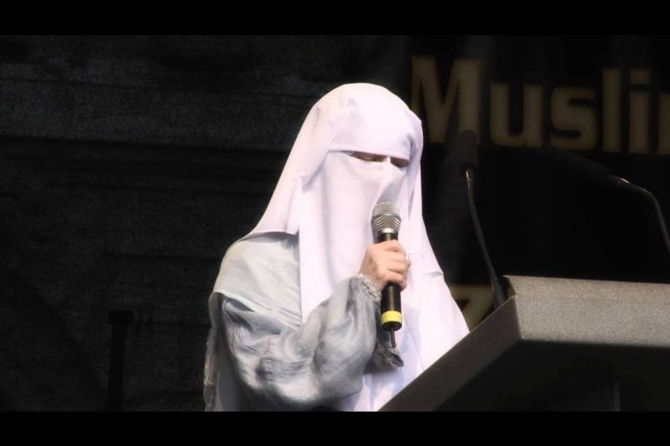 Nora Illi - Ciò che è iniziato con il niqab non finirà con il “burkini”