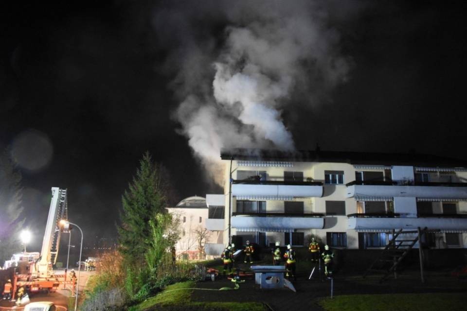 Incendio in una soffitta, 7 persone all'ospedale