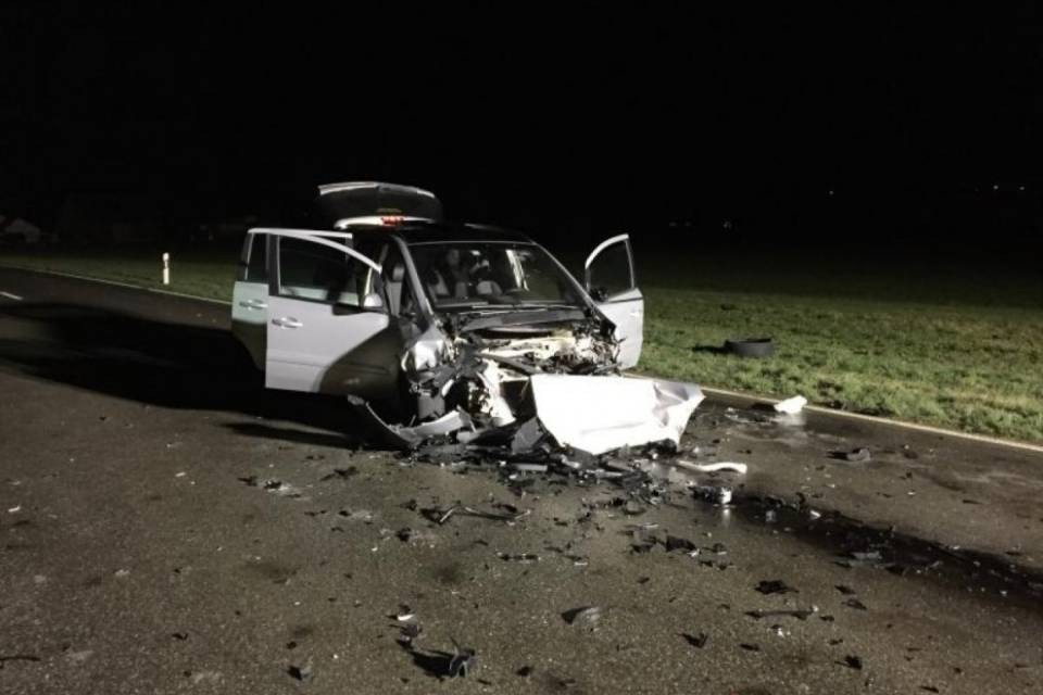 Tre veicoli coinvolti in un frontale, un ferito grave