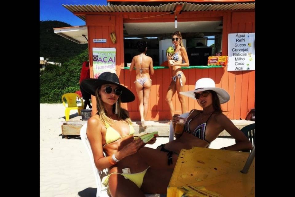 Le torride vacanze di Alessandra (e amiche)