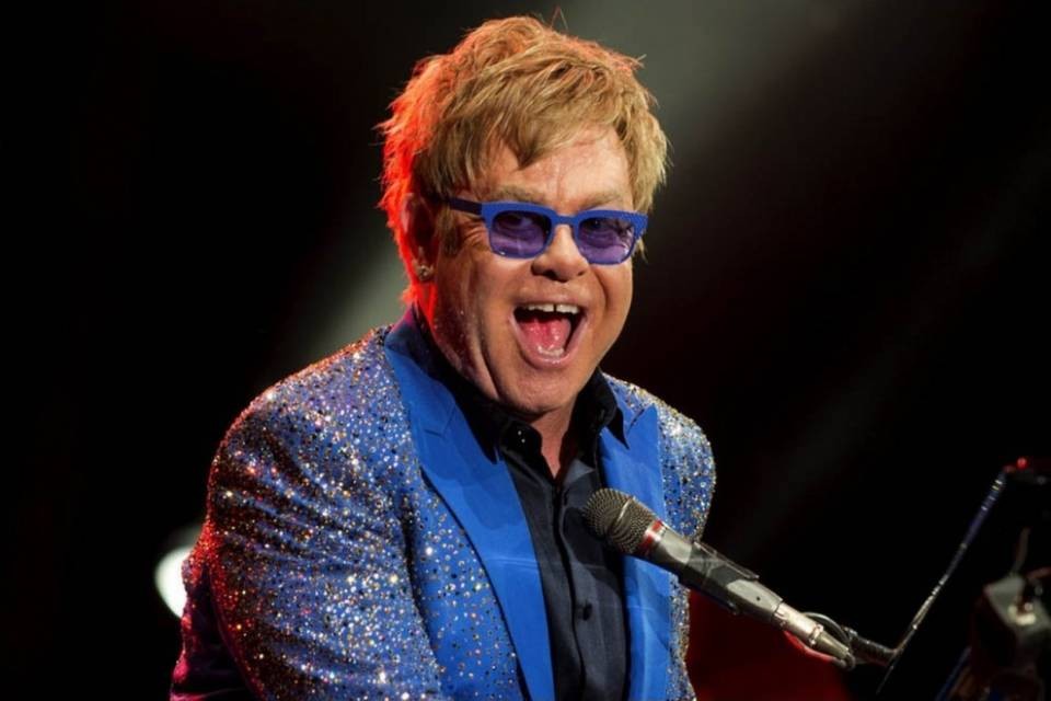 Putin chiama sir Elton, pronto a incontrarlo
