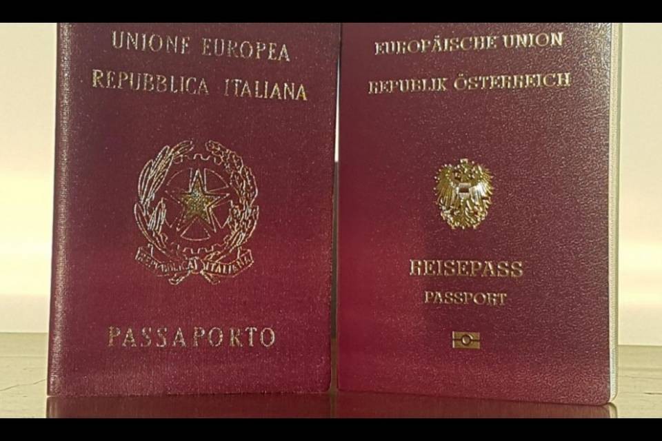 Doppi passaporti, l'Italia chiede chiarimenti all'Austria