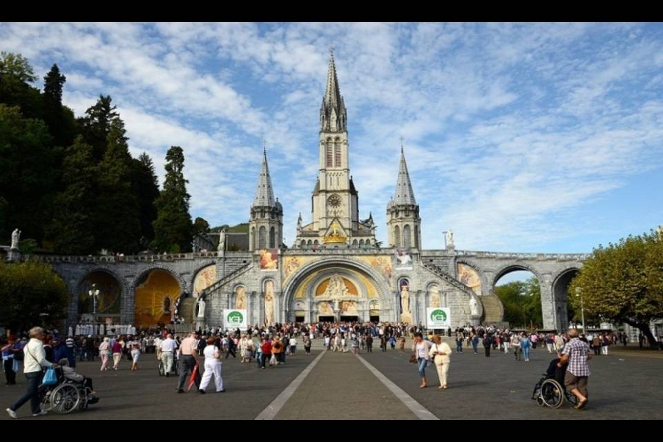 Addio treno, bus speciali per Lourdes
