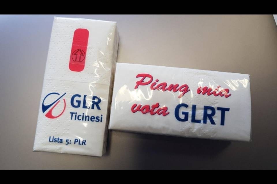 "Piang mia, vota GLRT": dopo i preservativi, i fazzoletti
