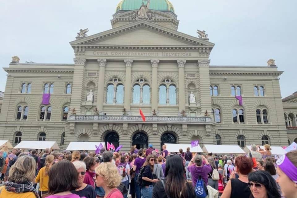 Berna, diverse centinaia di persone in piazza per le donne