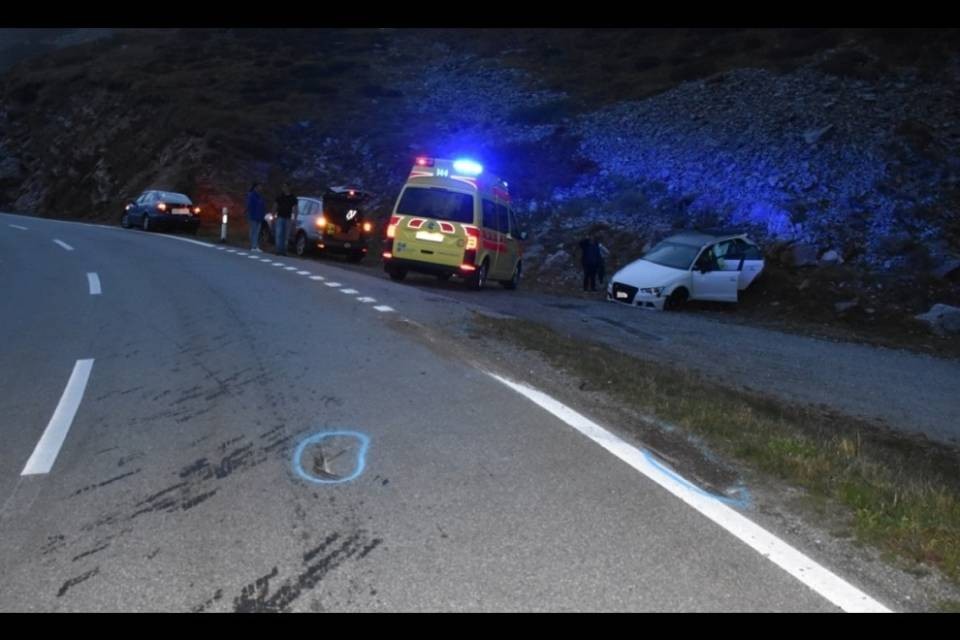 Auto si cappotta più volte durante un sorpasso