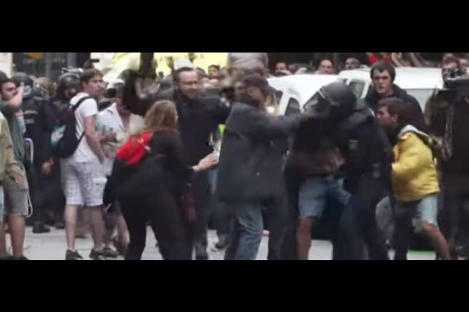 Scontri a Barcellona, i Mossos caricano gli indipendentisti