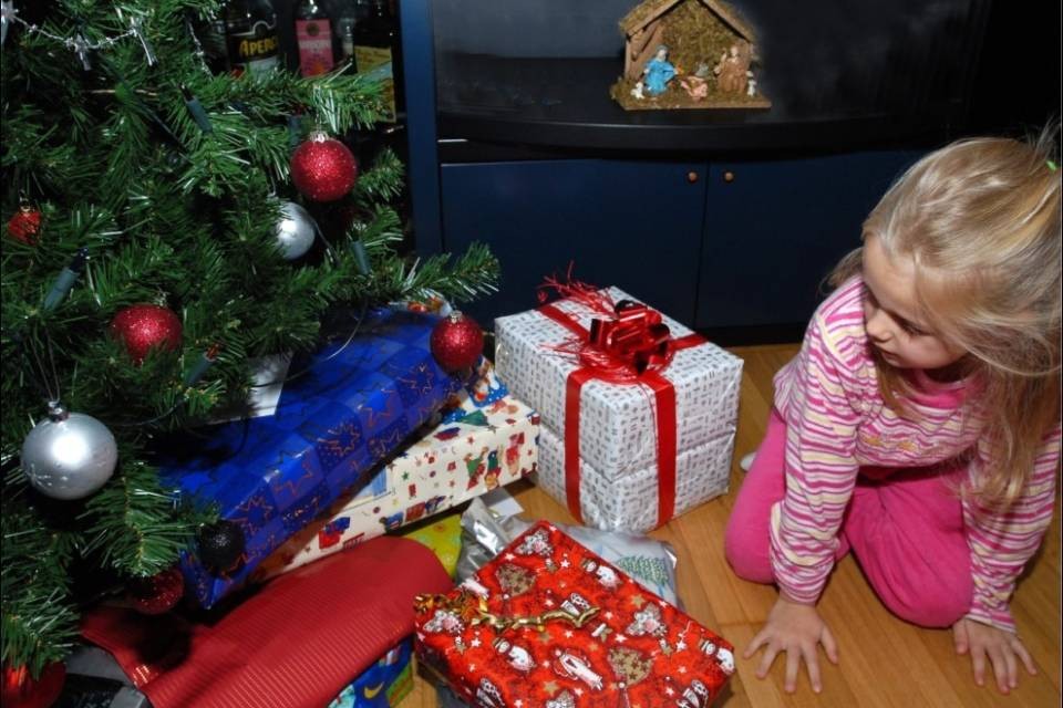 Natale: gli svizzeri vogliono spendere 292 franchi a testa