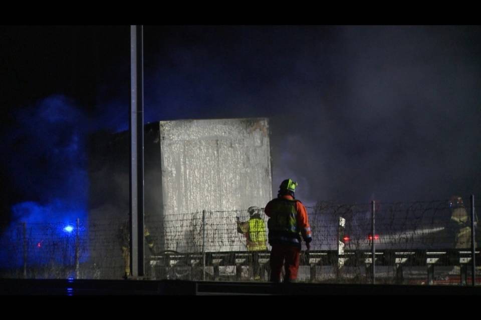 In fiamme un rimorchio che trasportava fiori, traffico in tilt
