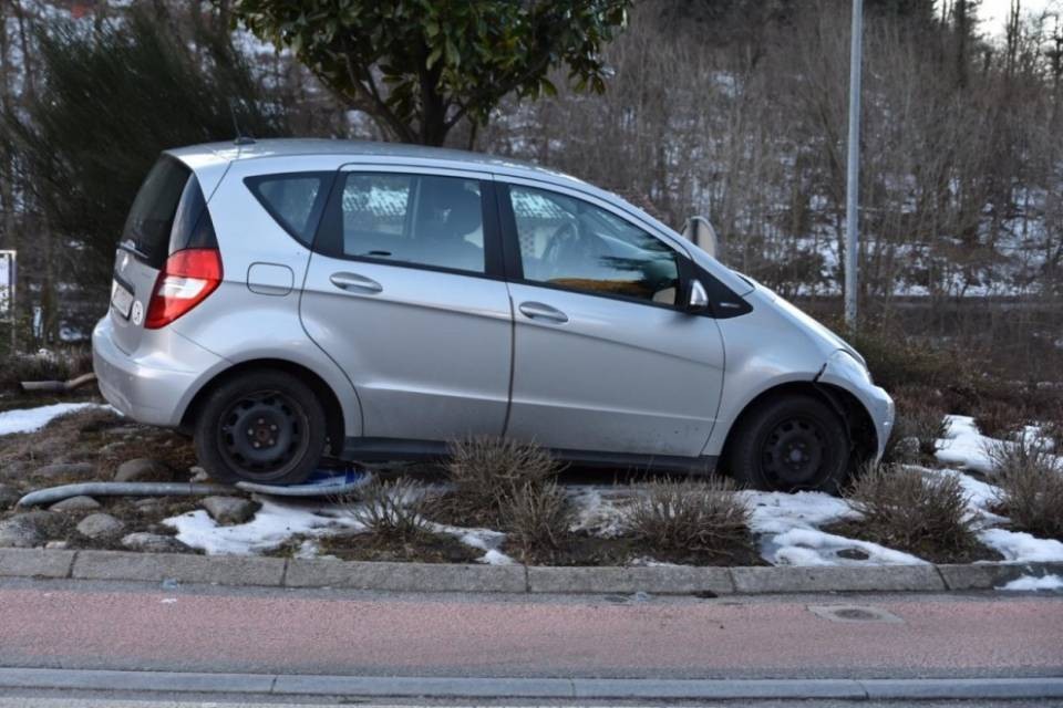 Abbatte i paletti della segnaletica e finisce sulla rotonda