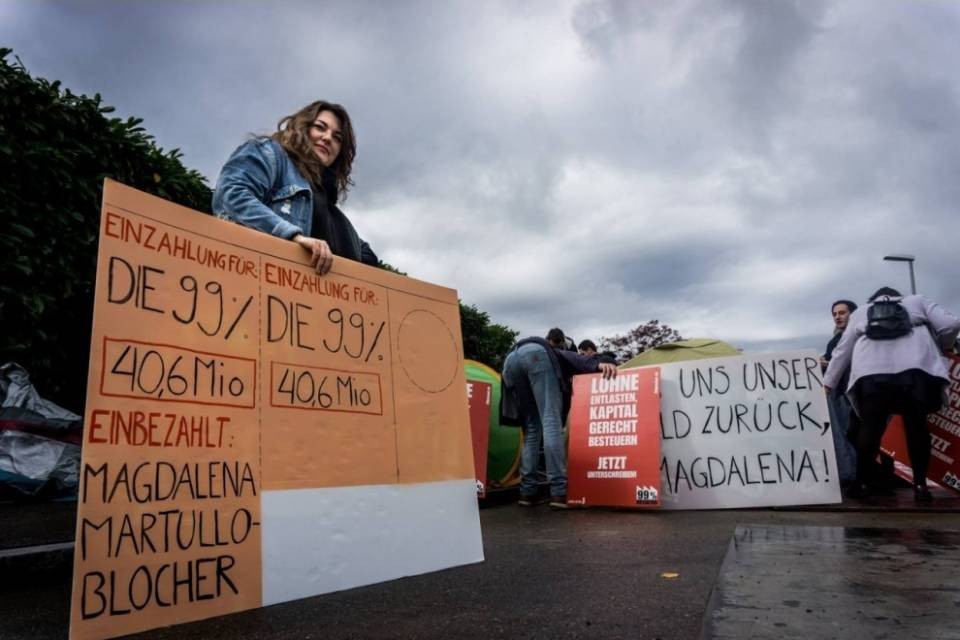 I Giovani socialisti si accampano davanti a casa Blocher