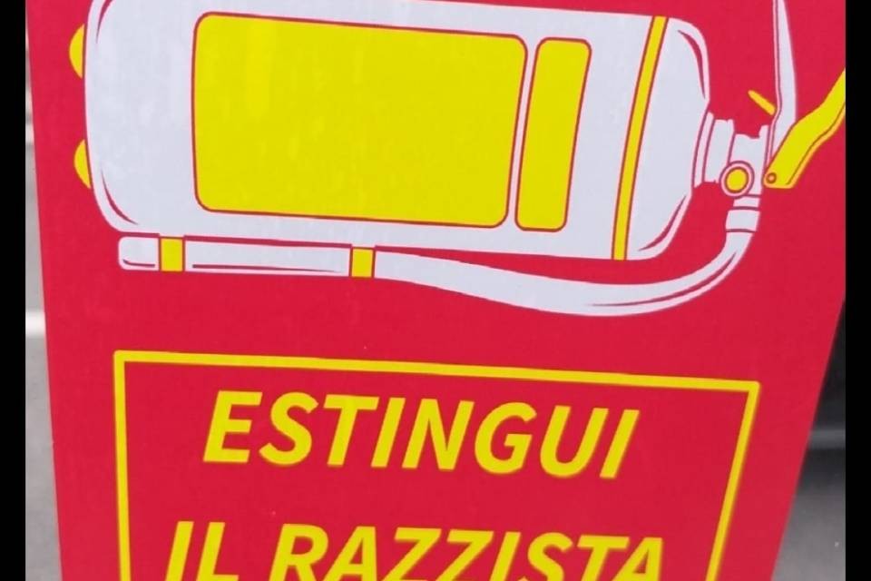 "Estingui il razzista, combatti il leghista e il fascista"