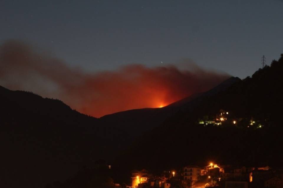 Incendio a ridosso della Valle Morobbia