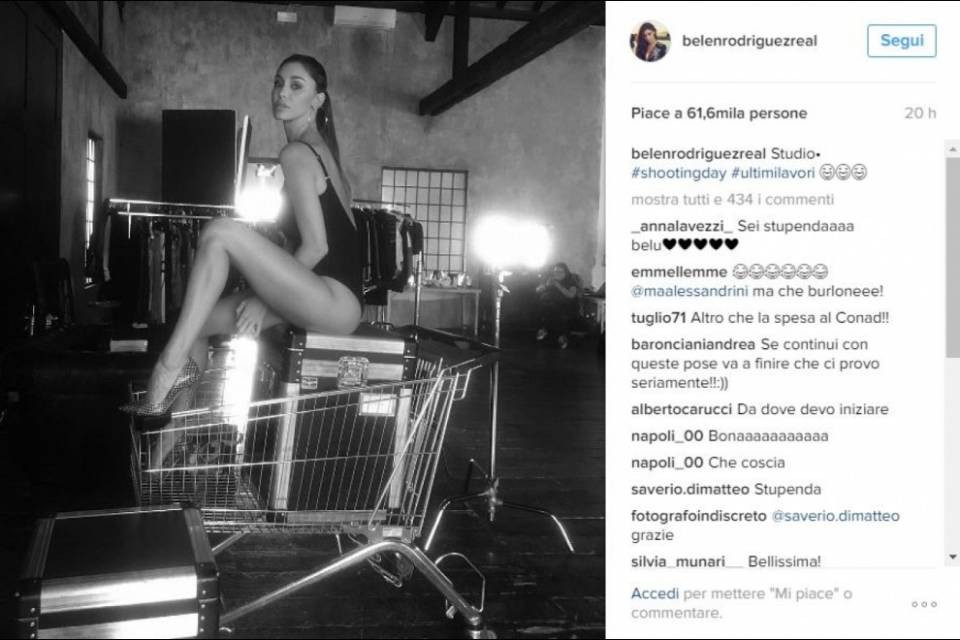 Belen, sexy nel carrello della spesa