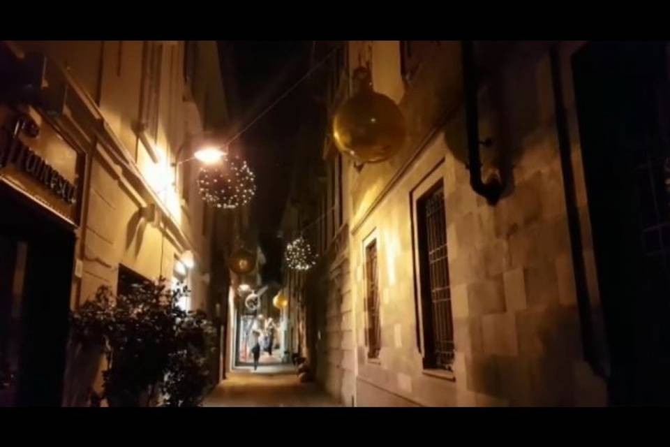 Gli addobbi natalizi di Como continuano a cadere