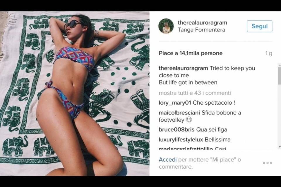 Aurora in vacanza da sola
