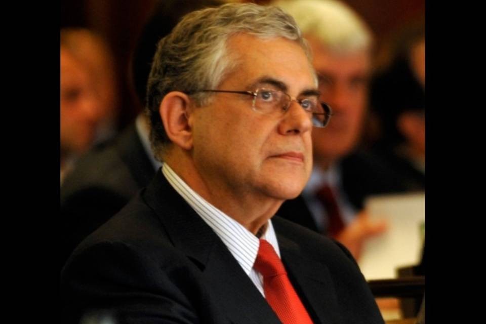Esplosa l'auto di Papademos