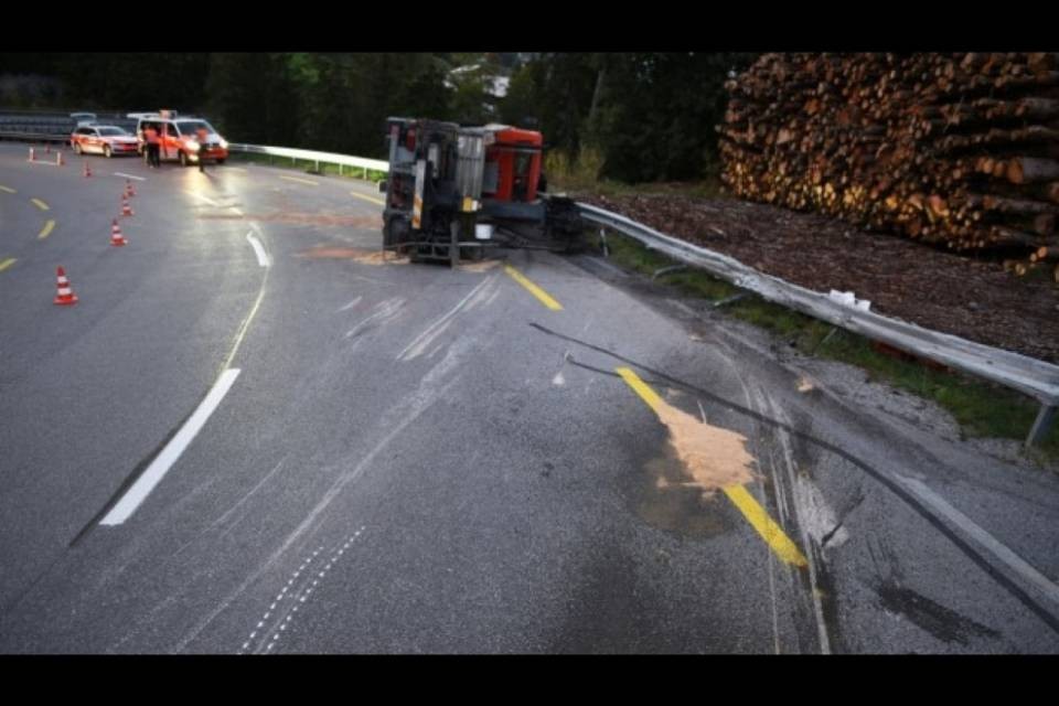 Camion si ribalta in strada, morto il conducente