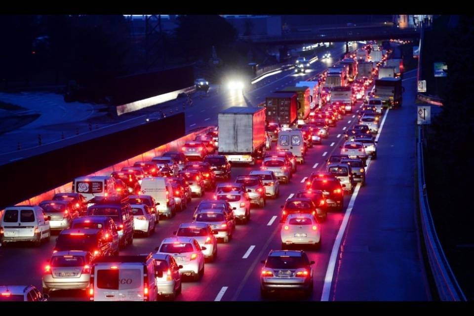 Più auto sulle strade, più passeggeri su treni e bus